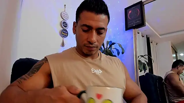 Snapshot of aaroncolombia chatting on 09-25-25, 09:48 aaroncolombia online show from 09-25-25, 09:48