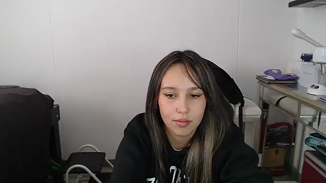 Skarlet Adams28 online show from 03-06-25, 05:54