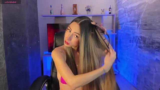 Snapshot of juliasprousse_ chatting on 02-05-25, 01:00 juliasprousse online show from 02-05-25, 01:00