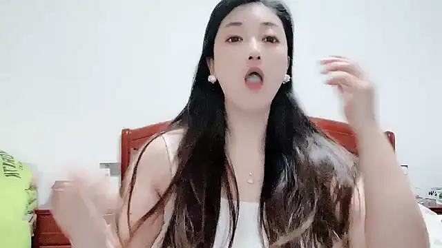 Snapshot of Lulu-y chatting on 01-07-25, 04:18 Lulu-y online show from 01-07-25, 04:18