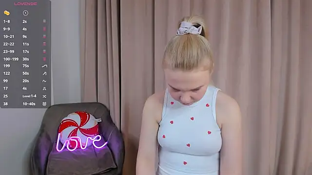 OdetteHarwick online show from 04-10-26, 07:04