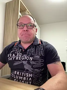 coupleLatinaLovers online show from 12-15-25, 05:46