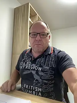 coupleLatinaLovers online show from 10-23-25, 04:55