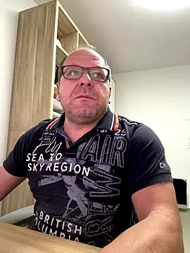 coupleLatinaLovers online show from 10-24-25, 04:55