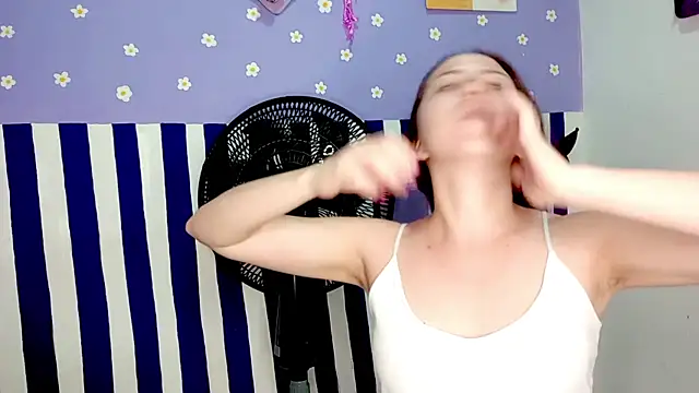 Snapshot of PetiteIvoryQueen19 chatting on 06-04-26, 04:39 PetiteIvoryQueen19 online show from 06-04-26, 04:39