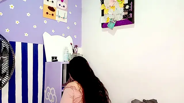 Snapshot of PetiteIvoryQueen19 chatting on 05-15-26, 06:11 PetiteIvoryQueen19 online show from 05-15-26, 06:11