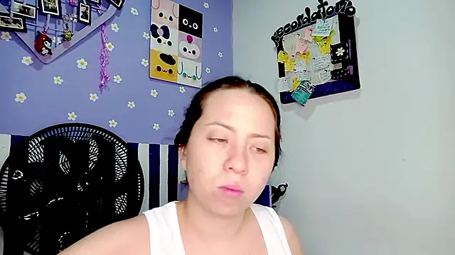 Snapshot of PetiteIvoryQueen19 chatting on 06-07-26, 05:23 PetiteIvoryQueen19 online show from 06-07-26, 05:23