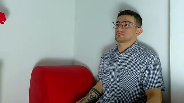 Snapshot of Sexy_Alejandro_ chatting on 05-15-26, 11:52 Sexy Alejandro online show from 05-15-26, 11:52