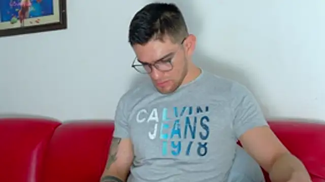 Snapshot of Sexy_Alejandro_ chatting on 05-27-26, 11:39 Sexy Alejandro online show from 05-27-26, 11:39