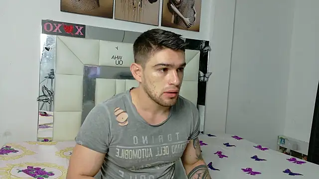Snapshot of Sexy_Alejandro_ chatting on 03-18-25, 11:00 Sexy Alejandro online show from 03-18-25, 11:00