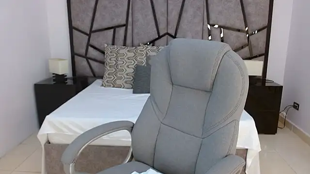 adhara cortez online show from 04-20-26, 08:32