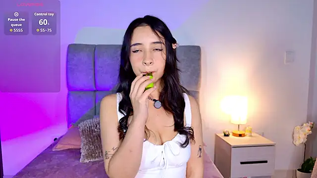 Snapshot of melanie_hills chatting on 06-19-26, 12:11 melanie hills online show from 06-19-26, 12:11