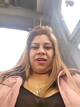 Snapshot of Laura-Hernandez chatting on 03-05-25, 10:43 Laura-Hernandez online show from 03-05-25, 10:43