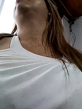 Snapshot of Laura-Hernandez chatting on 09-23-25, 02:24 Laura-Hernandez online show from 09-23-25, 02:24