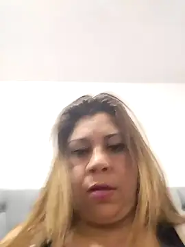 Snapshot of Laura-Hernandez chatting on 02-07-25, 08:20 Laura-Hernandez online show from 02-07-25, 08:20