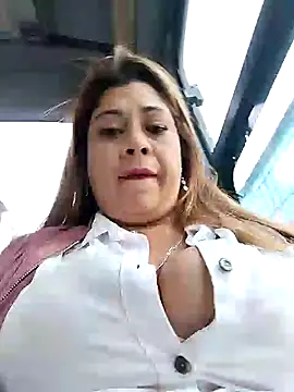 Snapshot of Laura-Hernandez chatting on 02-06-25, 09:49 Laura-Hernandez online show from 02-06-25, 09:49