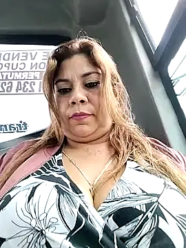 Snapshot of Laura-Hernandez chatting on 10-18-25, 03:47 Laura-Hernandez online show from 10-18-25, 03:47