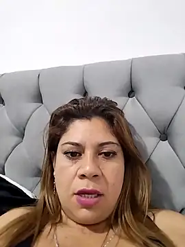Snapshot of Laura-Hernandez chatting on 02-07-25, 11:24 Laura-Hernandez online show from 02-07-25, 11:24