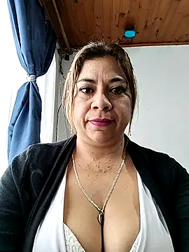Snapshot of Laura-Hernandez chatting on 10-17-25, 03:03 Laura-Hernandez online show from 10-17-25, 03:03
