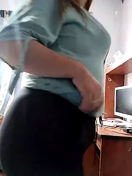 Snapshot of Laura-Hernandez chatting on 09-24-25, 02:01 Laura-Hernandez online show from 09-24-25, 02:01