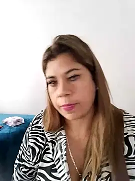Snapshot of Laura-Hernandez chatting on 10-15-25, 02:03 Laura-Hernandez online show from 10-15-25, 02:03