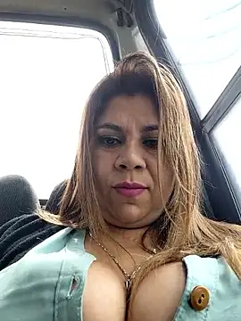 Laura-Hernandez online show from 10-27-25, 03:13