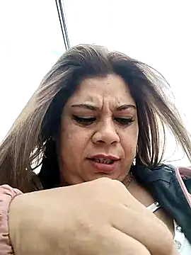 Snapshot of Laura-Hernandez chatting on 10-09-25, 04:29 Laura-Hernandez online show from 10-09-25, 04:29
