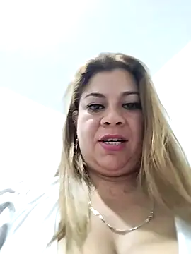 Snapshot of Laura-Hernandez chatting on 02-25-25, 06:01 Laura-Hernandez online show from 02-25-25, 06:01