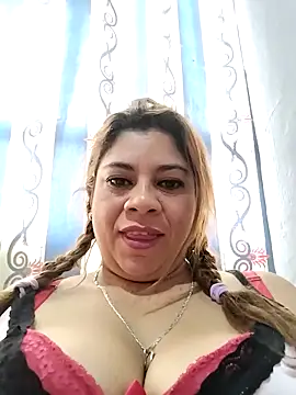 Snapshot of Laura-Hernandez chatting on 09-19-25, 03:27 Laura-Hernandez online show from 09-19-25, 03:27