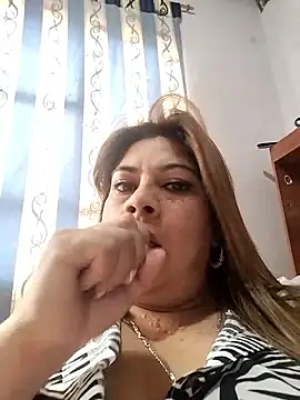 Snapshot of Laura-Hernandez chatting on 09-30-25, 02:56 Laura-Hernandez online show from 09-30-25, 02:56