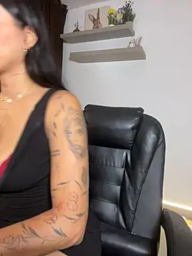 Snapshot of Valentina_cartier chatting on 05-11-26, 01:18 Valentina cartier online show from 05-11-26, 01:18