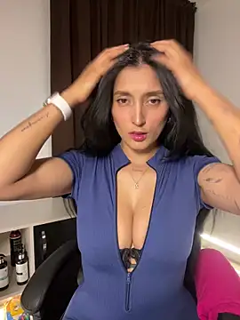 Snapshot of Valentina_cartier chatting on 09-19-25, 10:58 Valentina cartier online show from 09-19-25, 10:58