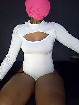 Snapshot of lisa_larry88 chatting on 10-21-25, 02:00 lisa larry88 online show from 10-21-25, 02:00