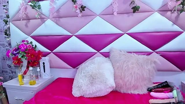 Snapshot of SalmaSantos chatting on 09-19-25, 03:10 SalmaSantos online show from 09-19-25, 03:10