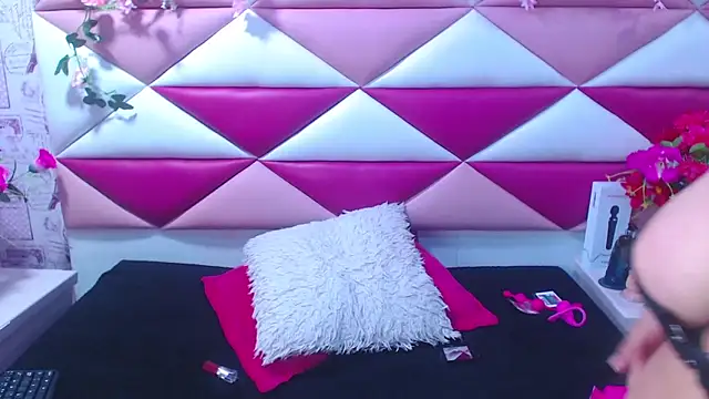 Snapshot of SalmaSantos chatting on 03-08-25, 03:17 SalmaSantos online show from 03-08-25, 03:17