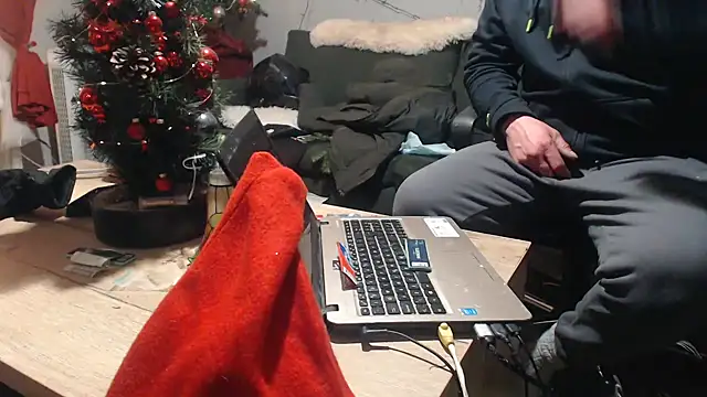 Snapshot of mikeythebestsucker chatting on 12-24-24, 08:00 mikeythebestsucker online show from 12-24-24, 08:00