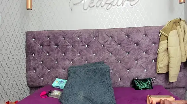 VALENTINA3x online show from 03-18-25, 03:12