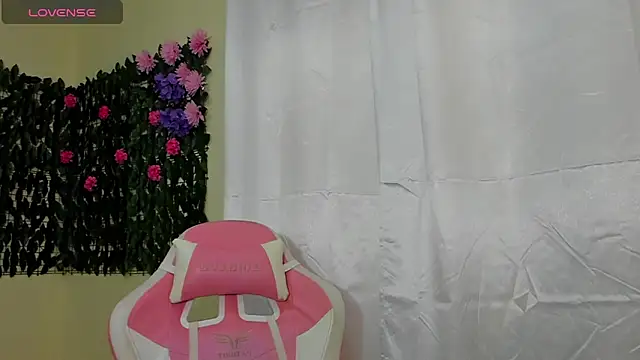 Snapshot of sweetieandjuicyy chatting on 10-14-25, 03:56 sweetieandjuicyy online show from 10-14-25, 03:56