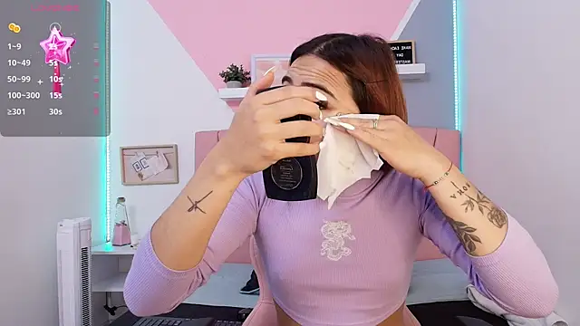 Snapshot of MiissIvy chatting on 12-24-24, 12:00 MiissIvy online show from 12-24-24, 12:00