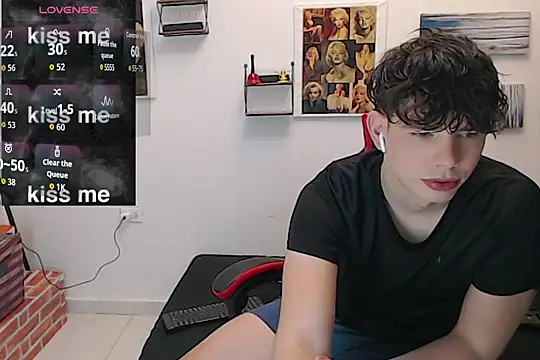 Snapshot of Angelo-cianuro- chatting on 10-08-25, 01:07 Angelo-cianuro- online show from 10-08-25, 01:07