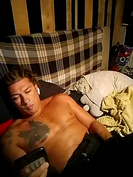 Snapshot of Lovely_milk chatting on 10-28-25, 08:08 Lovely milk online show from 10-28-25, 08:08