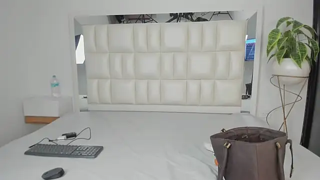 Alhana pulido online show from 12-15-25, 08:25