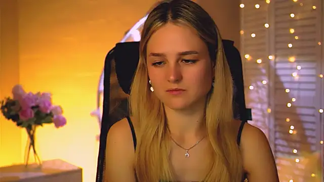 Snapshot of DeboraLarson chatting on 10-13-25, 03:30 DeboraLarson online show from 10-13-25, 03:30