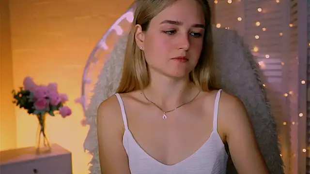 Snapshot of DeboraLarson chatting on 09-14-25, 03:40 DeboraLarson online show from 09-14-25, 03:40