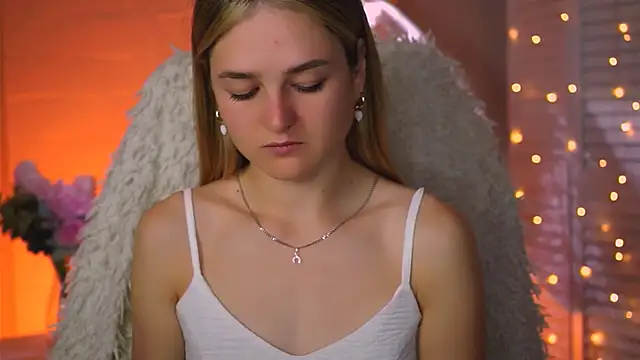 Snapshot of DeboraLarson chatting on 09-22-25, 04:07 DeboraLarson online show from 09-22-25, 04:07