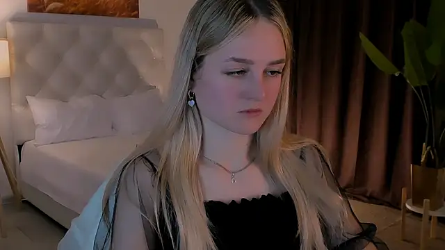 Snapshot of DeboraLarson chatting on 10-15-25, 03:38 DeboraLarson online show from 10-15-25, 03:38