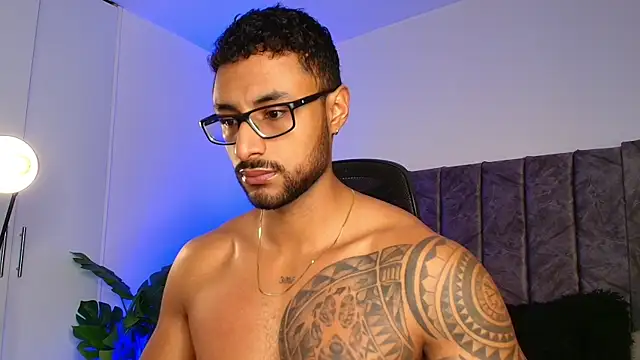 Snapshot of LiamGarcia1 chatting on 10-21-25, 01:32 LiamGarcia1 online show from 10-21-25, 01:32