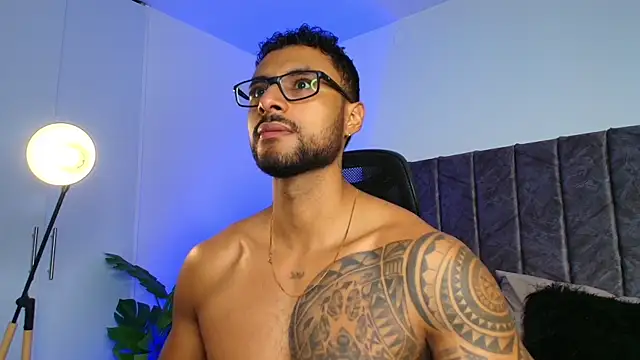 Snapshot of LiamGarcia1 chatting on 10-17-25, 01:02 LiamGarcia1 online show from 10-17-25, 01:02