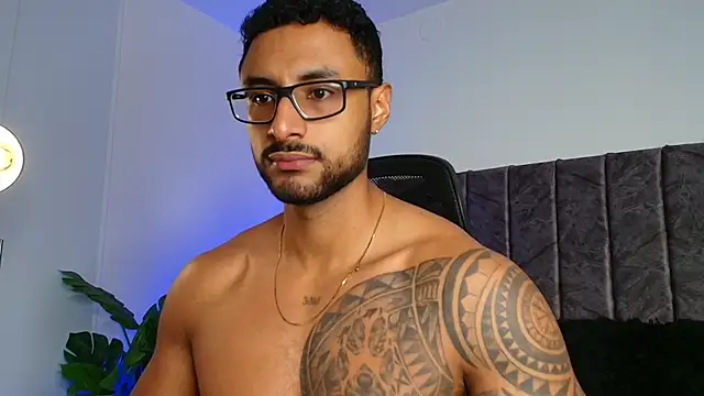 Snapshot of LiamGarcia1 chatting on 10-20-25, 01:11 LiamGarcia1 online show from 10-20-25, 01:11