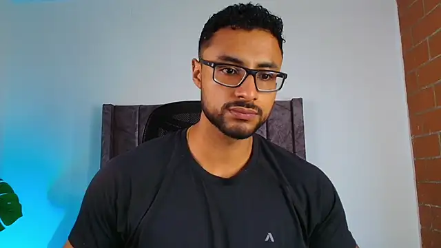 Snapshot of LiamGarcia1 chatting on 10-11-25, 01:12 LiamGarcia1 online show from 10-11-25, 01:12